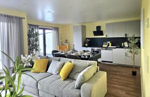 a living room with a couch and a kitchen at Luxus-Penthouse mit Panorama-View in Netphen