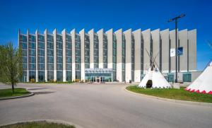 ein großes weißes Gebäude mit einer Windmühle davor in der Unterkunft Grey Eagle Resort in Calgary