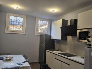 a kitchen with a sink and a counter top at Appartamento Torri del Benaco in Torri del Benaco