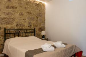 a bedroom with a bed with two towels on it at Casa de Algeriz in Algeriz