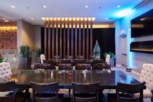 ein Konferenzraum mit einem großen Tisch und Stühlen in der Unterkunft Grey Eagle Resort in Calgary + 70 Fotos