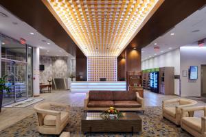 eine Lobby mit Sofa, Stühlen und einem Tisch in der Unterkunft Grey Eagle Resort in Calgary