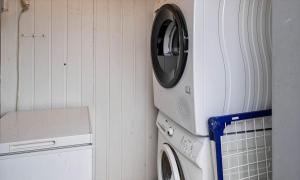 a washing machine and a washer in a room at VE264-Vejers-Strand-Jafdalvej-95 in Vejers Strand