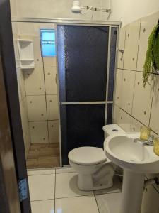a bathroom with a toilet and a sink at Melizas Garden Pousada em Foz do Iguaçu in Foz do Iguaçu +14 photos