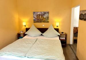 ein Schlafzimmer mit einem großen Bett und zwei Kissen in der Unterkunft Haus Osterlämmchen in Ediger-Eller