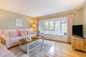 a living room with a couch and a tv at 3 Bed in Knapton oc-1191 in Knapton