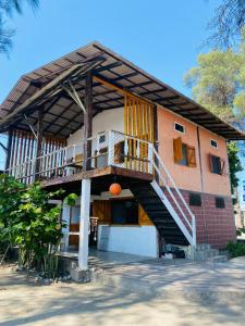 a house with a staircase and a basketball on it at Mi bohío in Monteverde
