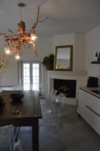 a dining room with a table and chairs and a fireplace at Il Ninfeo in Volta Mantovana