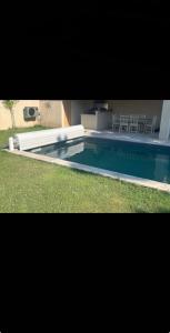 a swimming pool with chairs and a table in a house at La Villa Carpentrassien in Carpentras