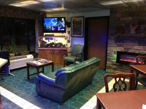 ein Wohnzimmer mit Sofa und Aquarium in der Unterkunft Nations Inn - West Jefferson in West Jefferson