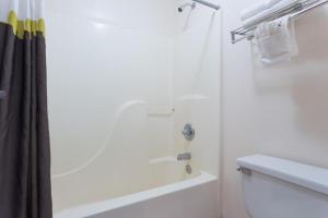 ein weißes Badezimmer mit Badewanne und Dusche in der Unterkunft Nations Inn - West Jefferson in West Jefferson + 6 Fotos