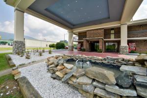 ein Gebäude mit einem Teich vor einem Gebäude in der Unterkunft Nations Inn - West Jefferson in West Jefferson