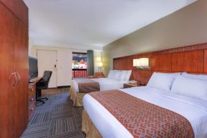ein Hotelzimmer mit zwei Betten und einem Schreibtisch in der Unterkunft Nations Inn - West Jefferson in West Jefferson