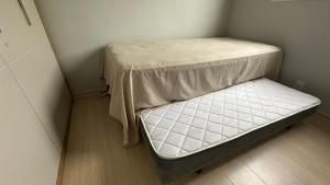 a small bed in a corner of a room at Apartamento completo no Planalto in Belo Horizonte +42 photos