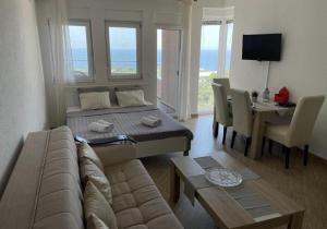 a living room with a couch and a table at Apartmani Minna Alim in Utjeha