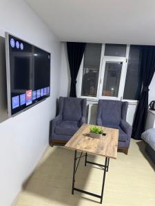 a living room with two chairs and a table at Marin konaklama in Pendik