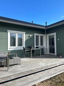 eine Terrasse mit Tisch und Stühlen an einem Haus in der Unterkunft Kattby in Hammarland