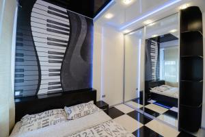 1 dormitorio con cama y espejo en Розкішні люкс апартаменти біля Майдану, en Kiev