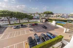 an overhead view of a parking lot with cars at BLUESEA El Cortijo in Matalascañas +56 photos