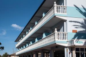 ein Gebäude mit einem Balkon auf dem Dach in der Unterkunft BLUESEA Noja in Noja