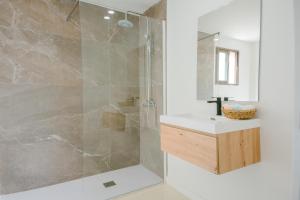 a bathroom with a shower and a sink at BLUESEA Faro Cullera in Cullera
