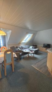 a living room with a couch and a table at Upkammer im Park in Werdum