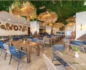 a restaurant with tables and chairs in a room at Condominios Torre Continental Ixtapa in Ixtapa