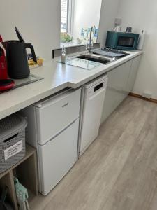 a kitchen with a sink and a counter top at East Barn Garden View in Georgeham +4 photos