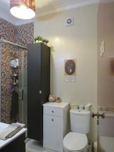 a bathroom with a toilet and a shower at Al-Madan in Almada