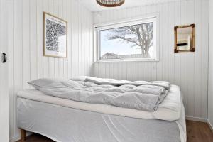a large bed in a room with a window at 20428-Samso-Radyrvej-10 in Langemark