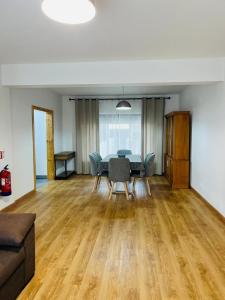 an empty living room with a table and chairs at Casa Basáltico in Horta