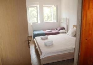 a small room with two beds and a window at Apartmani Minna Alim in Utjeha
