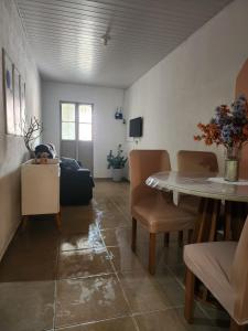 a living room with a table and chairs at Raízes do Sertão - Vale do Catimbau in Buíque