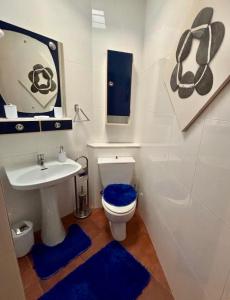 a small bathroom with a toilet and a sink at Cal Isabel in Pobla de Montornés