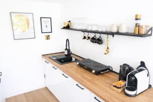 a kitchen counter with a sink and a microwave at Suite Dreams Bremen in Bremen