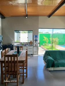 a kitchen and dining room with a table and chairs at Casa PA parque das aguas in Bonito