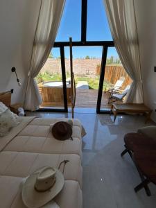 a room with a bed with a hat on it at Andinas de Uco Lodge in La Consulta