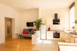 a kitchen and living room with a couch in a room at Ferienwohnung am Kirchplatz in der Altstadt in Rinteln