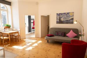 a living room with a couch and a table at Ferienwohnung am Kirchplatz in der Altstadt in Rinteln