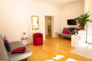 a living room with a couch and a table at Ferienwohnung am Kirchplatz in der Altstadt in Rinteln