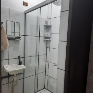 a bathroom with a sink and a shower at Apartamento confortável em Cuiabá in Cuiabá +5 photos
