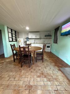 a kitchen and dining room with a table and chairs at Le de nery in Ostende