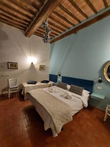 a bedroom with two beds in a room at Affittacamere Caliani in Buonconvento