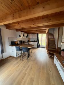 a kitchen and dining room with a table and chairs at Appart Duplex Chalet plein Sud in Feissons-sur-Salins