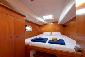 a bed in a boat with a hat on it at Nuit en Catamaran aux Iles de Lérins in Cannes