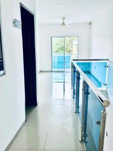 a hallway with a glass table in a room at Hotel Barcelona in Montería