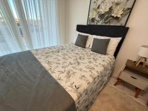 a bedroom with a bed and a painting on the wall at Apartamento Duplex em Mafra SC in Mafra