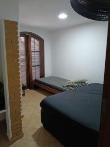 a bedroom with a bed and a window in it at Ubatuba Casa Condomínio Sans Souci 707-14 in Ubatuba +15 photos