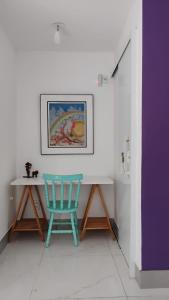 a blue chair sitting in a room with a table at Villa do Condado in Saquarema