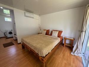 a bedroom with a bed in a room at Panorama Bungalow in Tahaa
